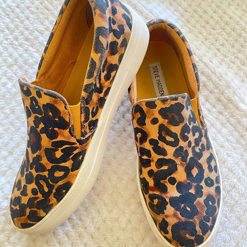 Steve Madden Gills-A slip on shoe